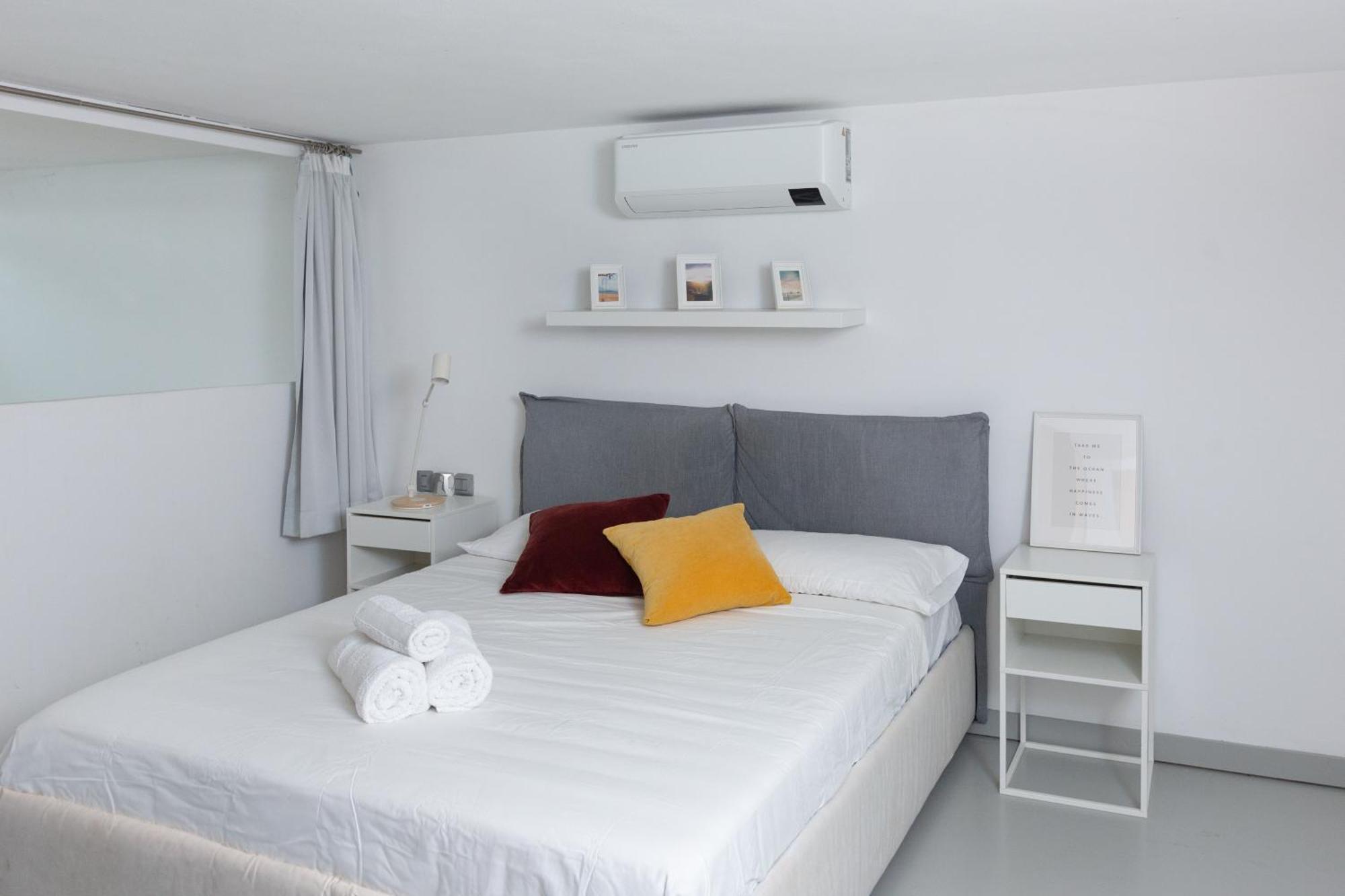 Ferienwohnung White And Brown Exclusive Loft With Terrace - Free Parking - M2 Station Mailand Exterior foto